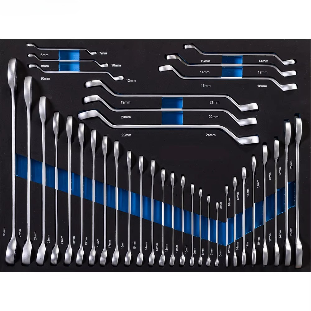 Workshop Tools In Ship - مجموعة أدوات للورشة والجراج في صندوق